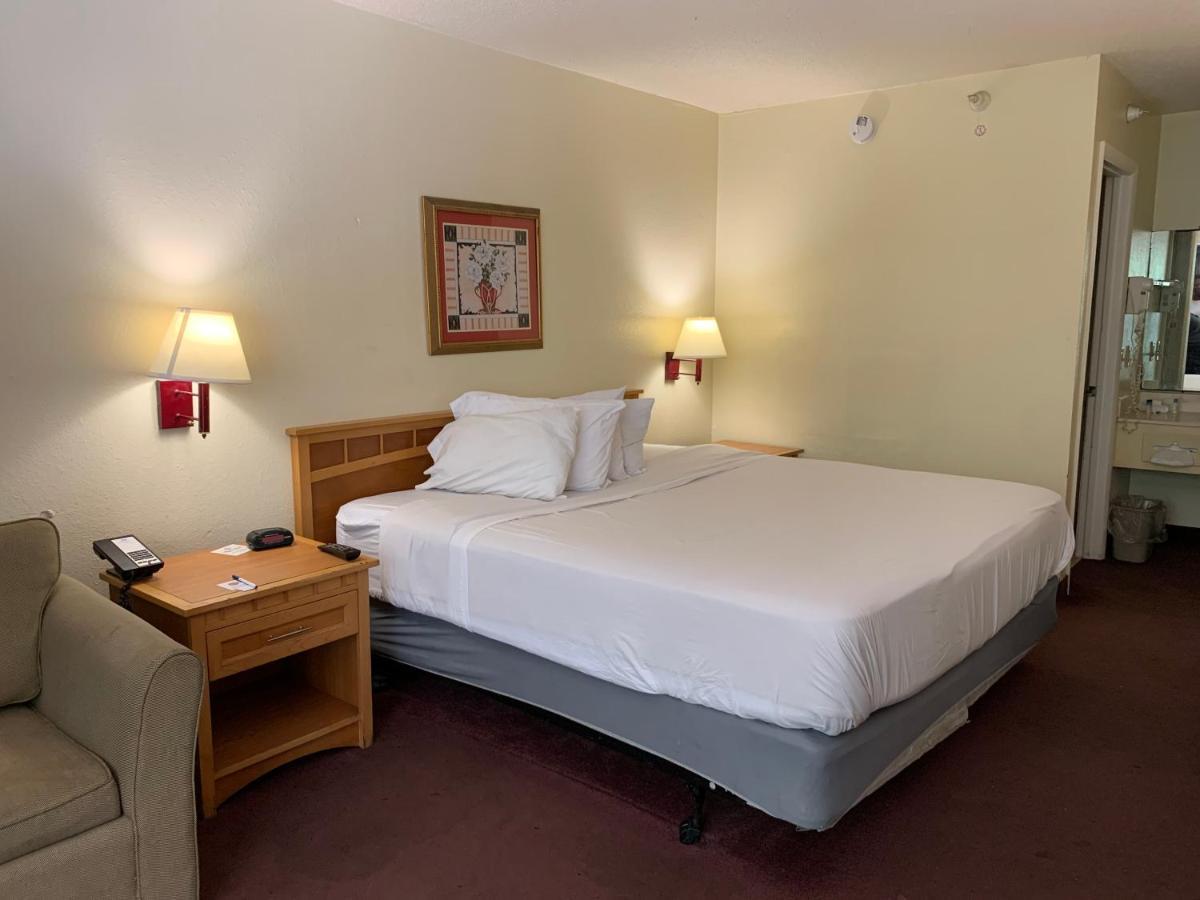 Americas Best Value Inn & Suites Melbourne Exterior photo