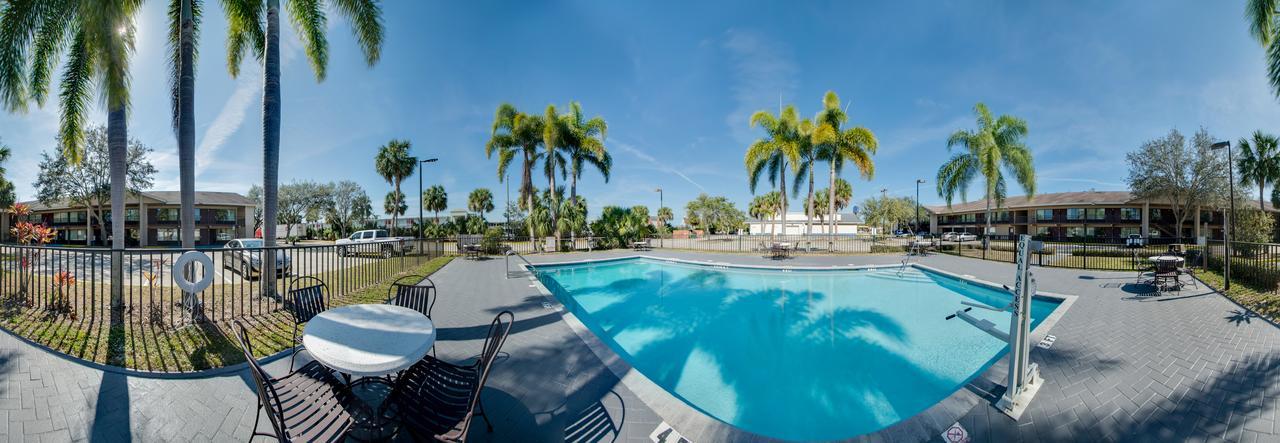Americas Best Value Inn & Suites Melbourne Exterior photo